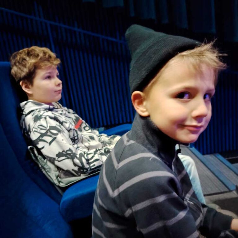 Elever ser på filmen Om ingen går i fällan.